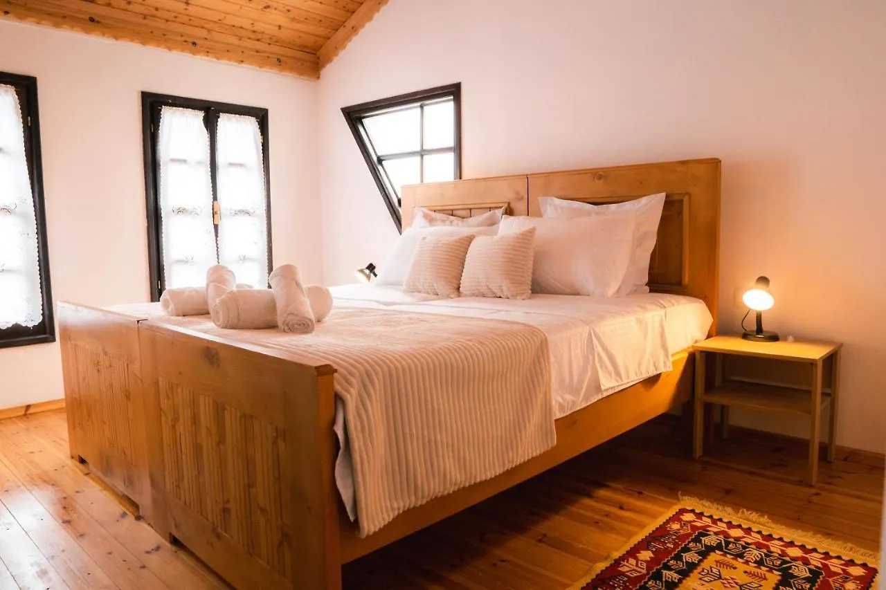 Porta7 Hotel Gjirokastër 3*,